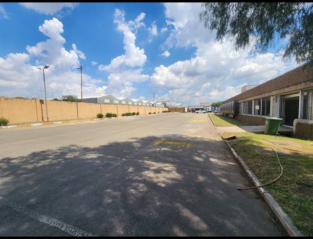 330M² WAREHOUSE TO LET IN ROODEKOP